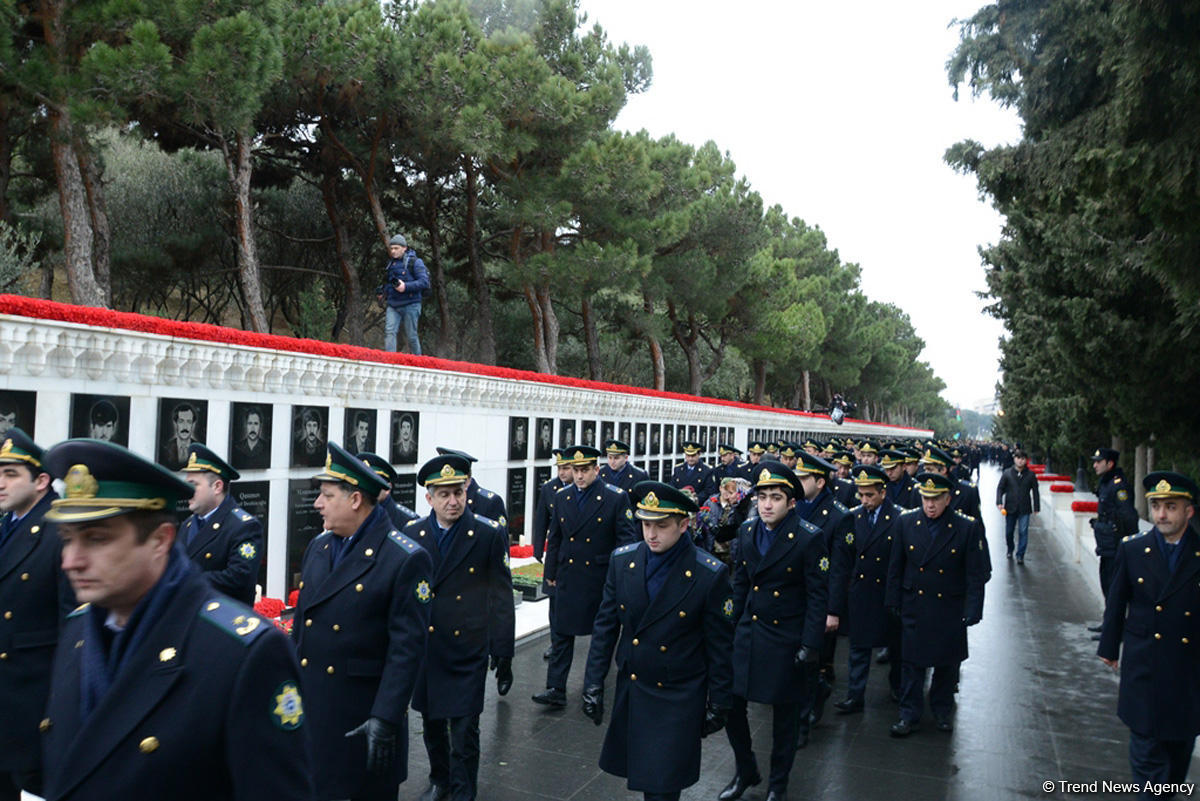 Azərbaycan ictimaiyyəti 20 Yanvar faciəsi qurbanlarının əziz xatirəsini yad edir (FOTO)