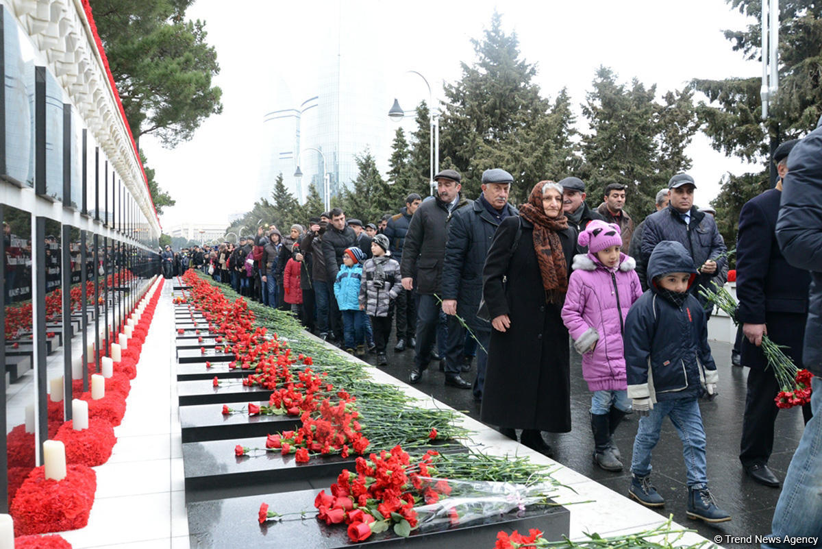 Azərbaycan ictimaiyyəti 20 Yanvar faciəsi qurbanlarının əziz xatirəsini yad edir (FOTO)