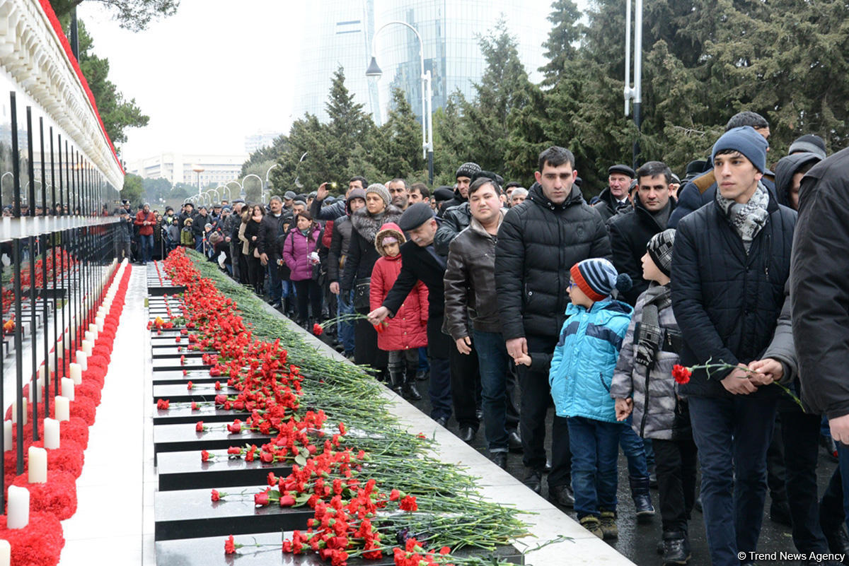 Azərbaycan ictimaiyyəti 20 Yanvar faciəsi qurbanlarının əziz xatirəsini yad edir (FOTO)