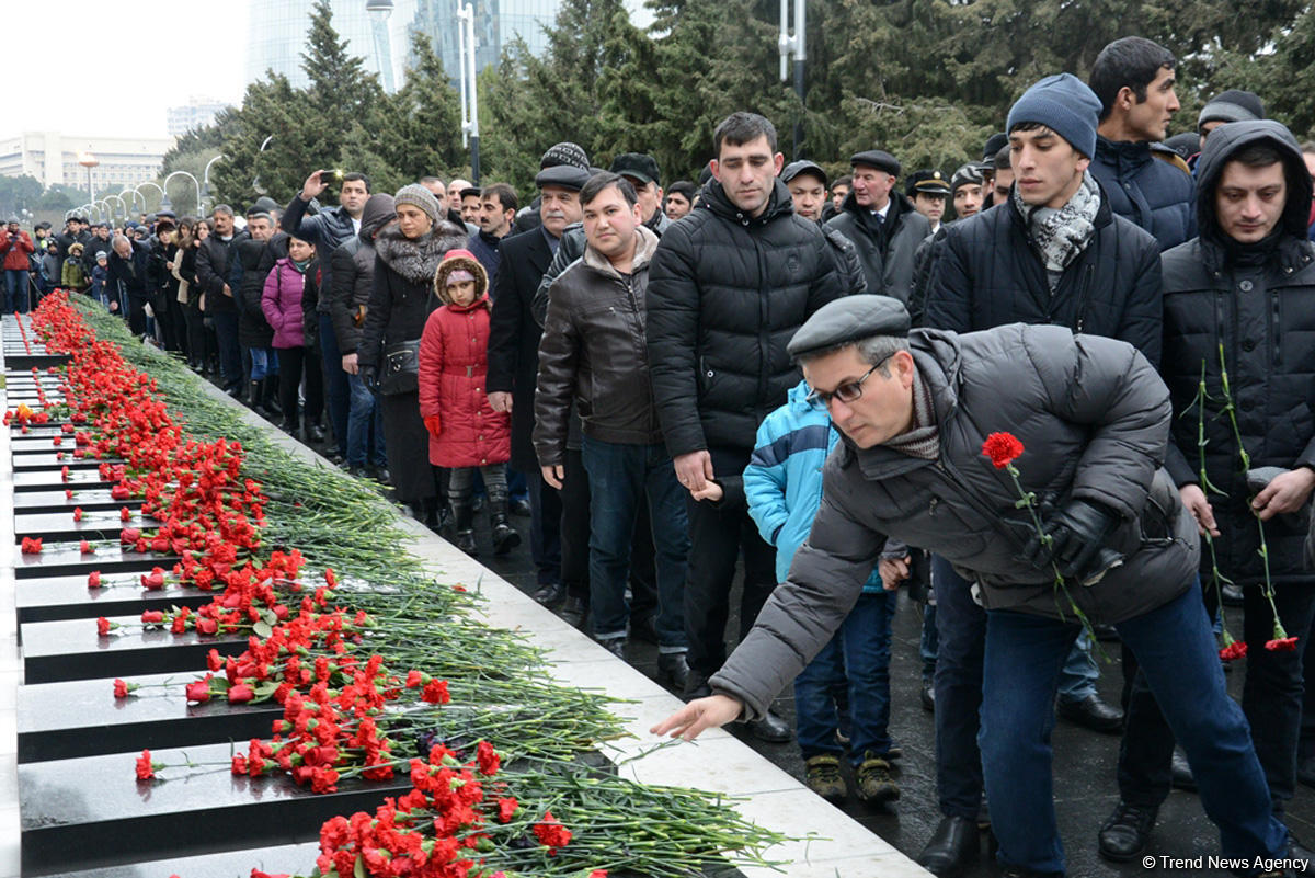 Azərbaycan ictimaiyyəti 20 Yanvar faciəsi qurbanlarının əziz xatirəsini yad edir (FOTO)