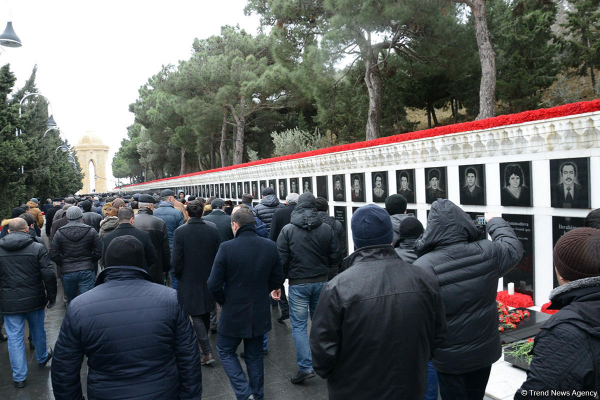 Azərbaycan ictimaiyyəti 20 Yanvar faciəsi qurbanlarının əziz xatirəsini yad edir (FOTO)
