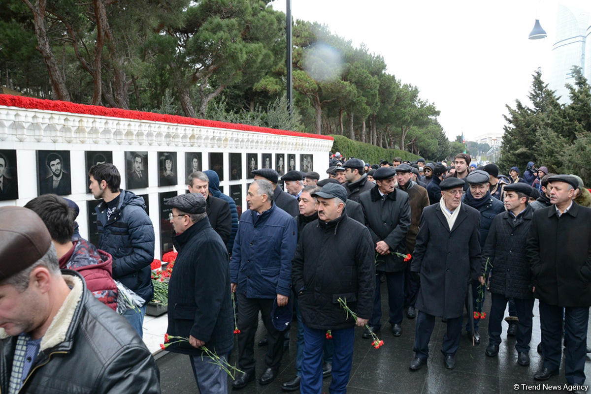 Azərbaycan ictimaiyyəti 20 Yanvar faciəsi qurbanlarının əziz xatirəsini yad edir (FOTO)