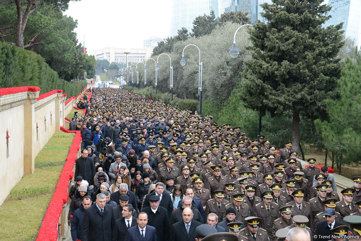 Azərbaycan ictimaiyyəti 20 Yanvar faciəsi qurbanlarının əziz xatirəsini yad edir (FOTO)