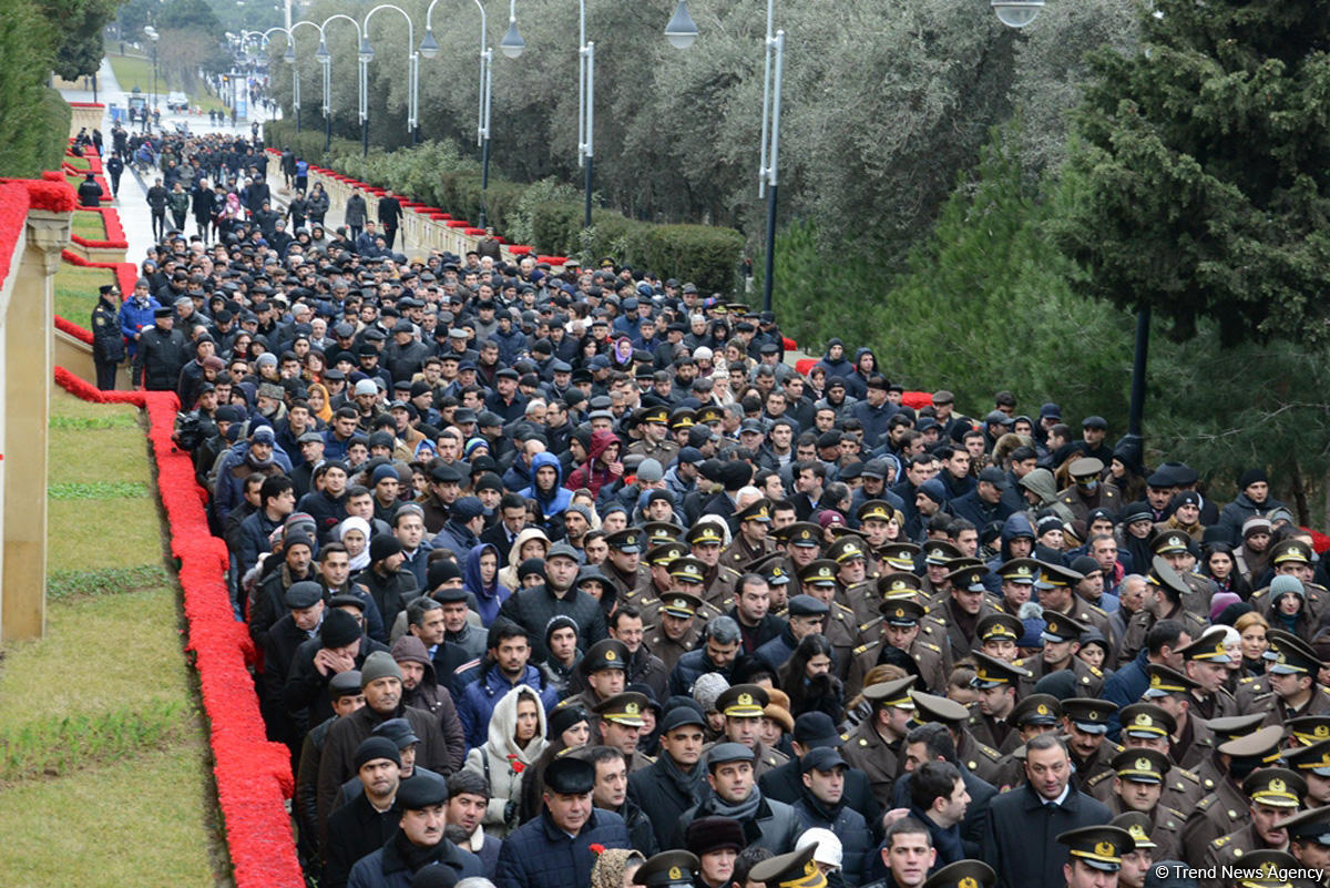 Azərbaycan ictimaiyyəti 20 Yanvar faciəsi qurbanlarının əziz xatirəsini yad edir (FOTO)