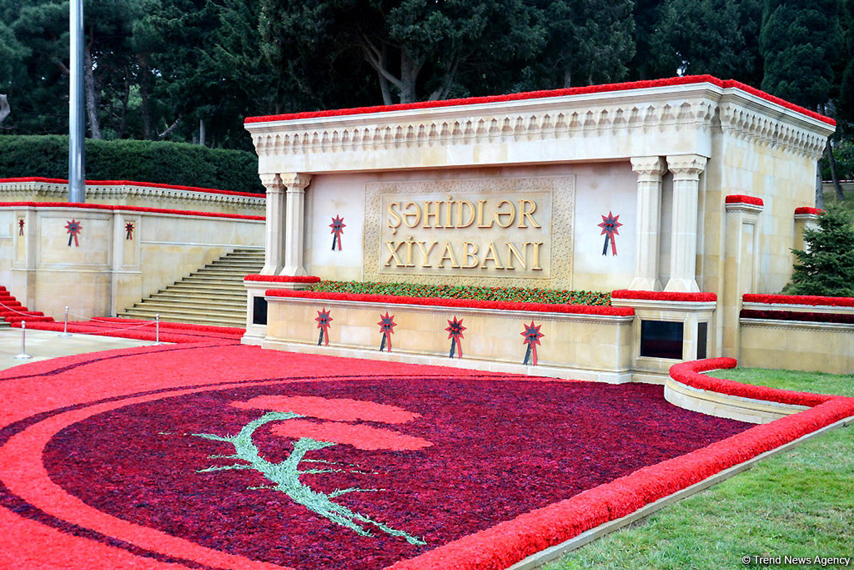 Azərbaycan ictimaiyyəti 20 Yanvar faciəsi qurbanlarının əziz xatirəsini yad edir (FOTO)