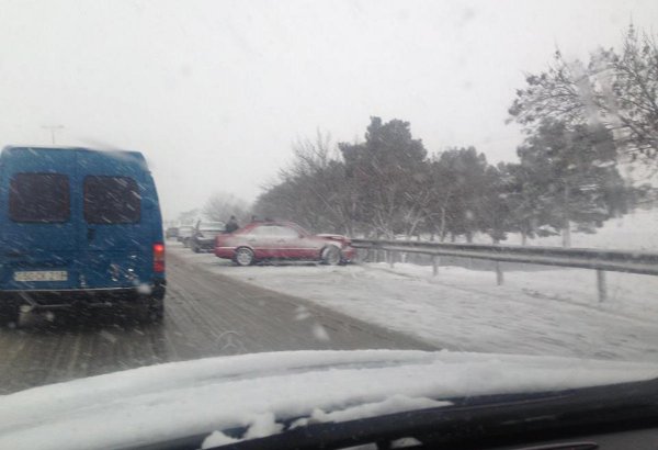 Bakı-Sumqayıt yolunda qəza, yol bağlanıb - 10-a yaxın avtomobil toqquşub (FOTO)