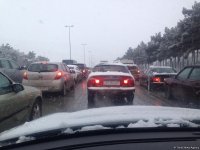 Bakı-Sumqayıt yolunda qəza, yol bağlanıb - 10-a yaxın avtomobil toqquşub (FOTO)
