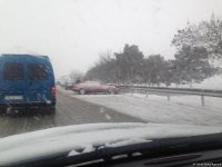 Bakı-Sumqayıt yolunda qəza, yol bağlanıb - 10-a yaxın avtomobil toqquşub (FOTO)