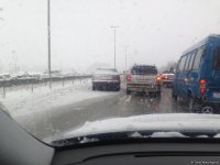 Bakı-Sumqayıt yolunda qəza, yol bağlanıb - 10-a yaxın avtomobil toqquşub (FOTO)