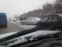 Bakı-Sumqayıt yolunda qəza, yol bağlanıb - 10-a yaxın avtomobil toqquşub (FOTO)