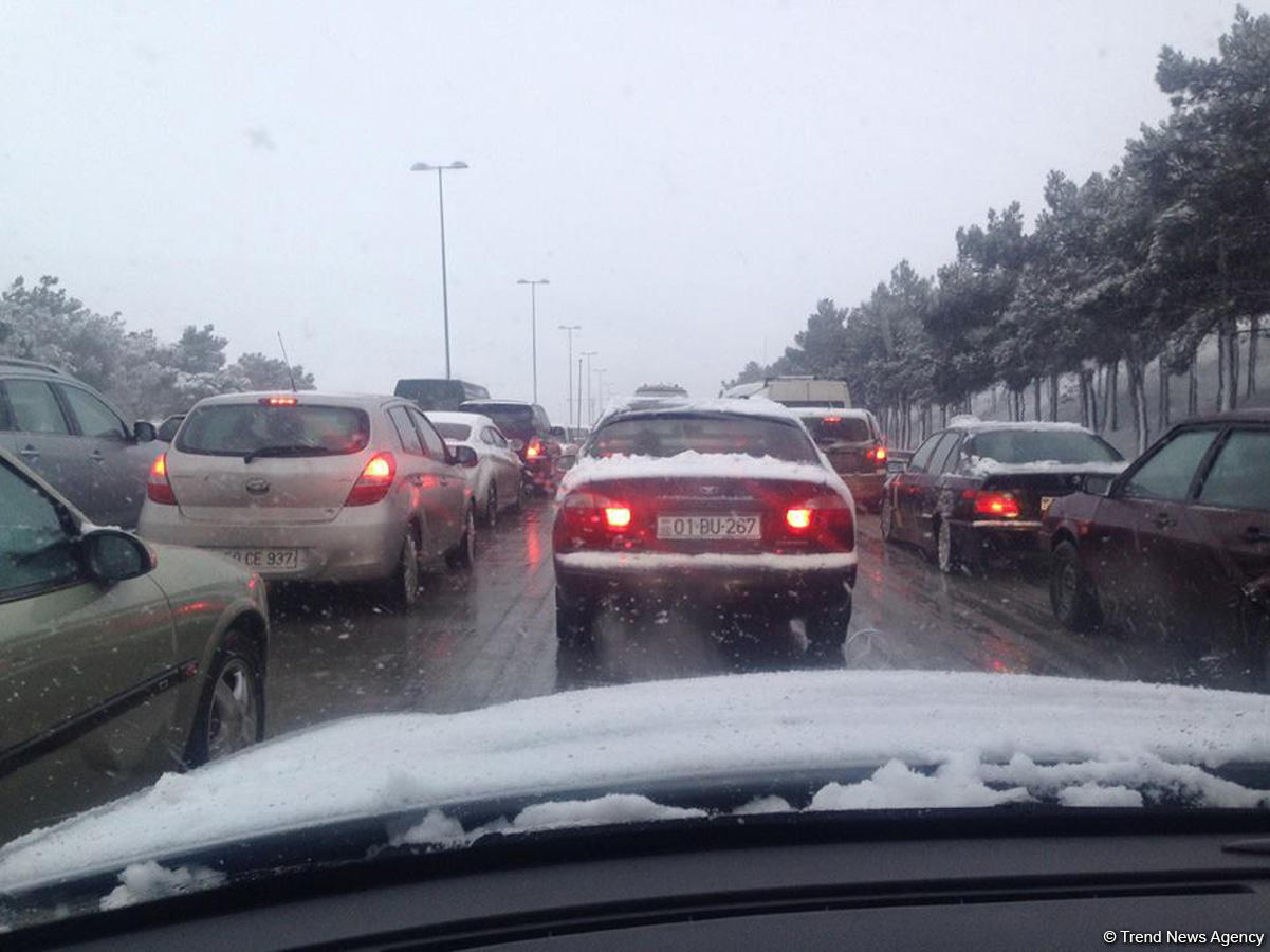 Bakı-Sumqayıt yolunda qəza, yol bağlanıb - 10-a yaxın avtomobil toqquşub (FOTO)