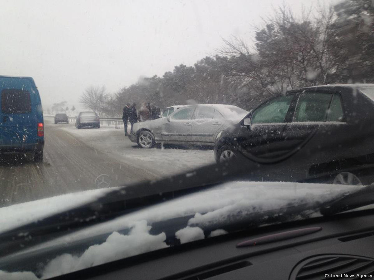 Bakı-Sumqayıt yolunda qəza, yol bağlanıb - 10-a yaxın avtomobil toqquşub (FOTO)