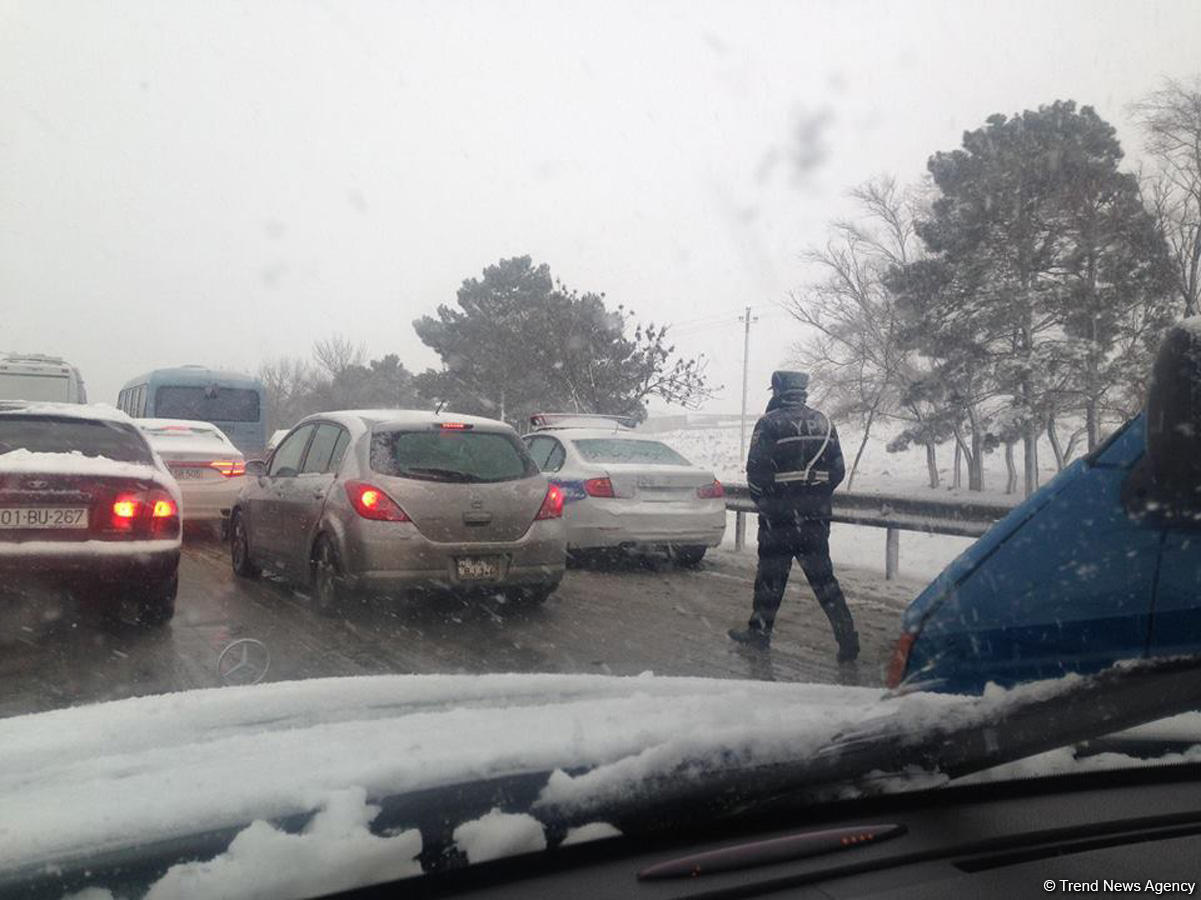 Bakı-Sumqayıt yolunda qəza, yol bağlanıb - 10-a yaxın avtomobil toqquşub (FOTO)
