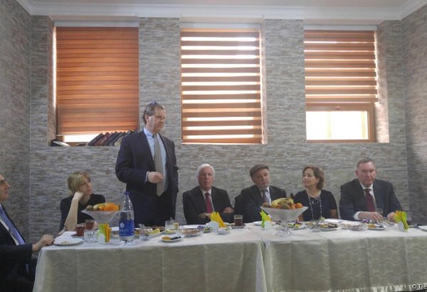 Amerika Yəhudi Komitəsinin prezidenti və icraçı direktoru Bakıda sinaqoqu ziyarət edib (FOTO)