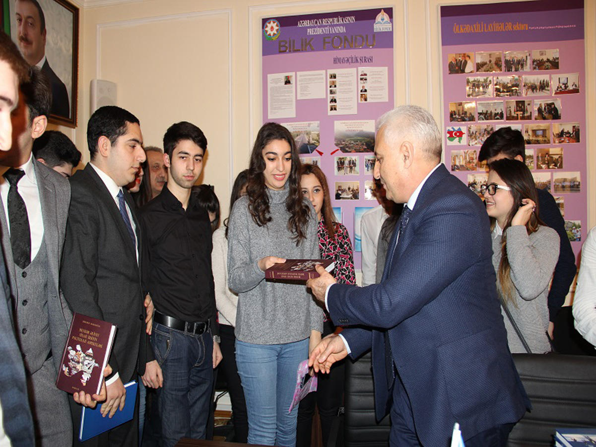 Bilik Fondunda Hikmət Babaoğlu ilə “İmzalı görüş”   (FOTO)
