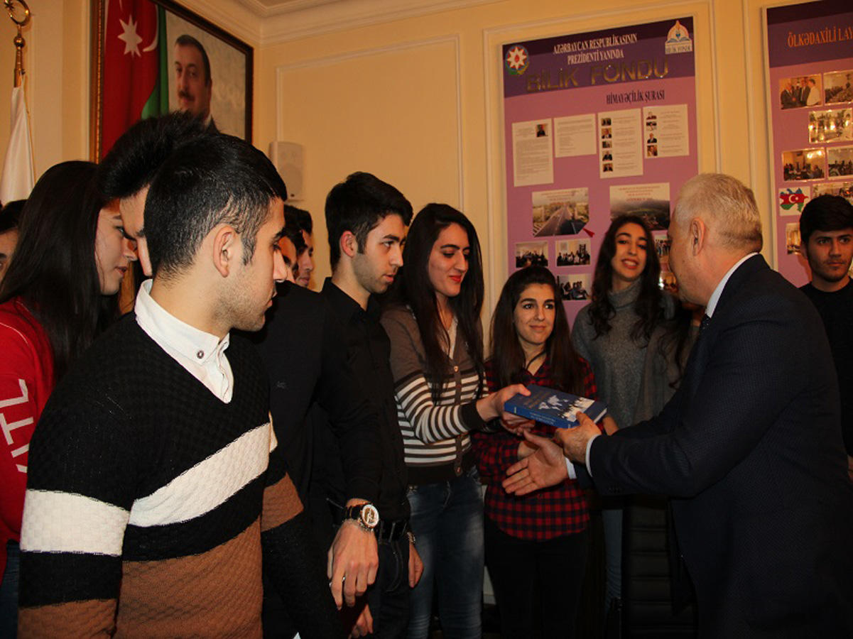 Bilik Fondunda Hikmət Babaoğlu ilə “İmzalı görüş”   (FOTO)