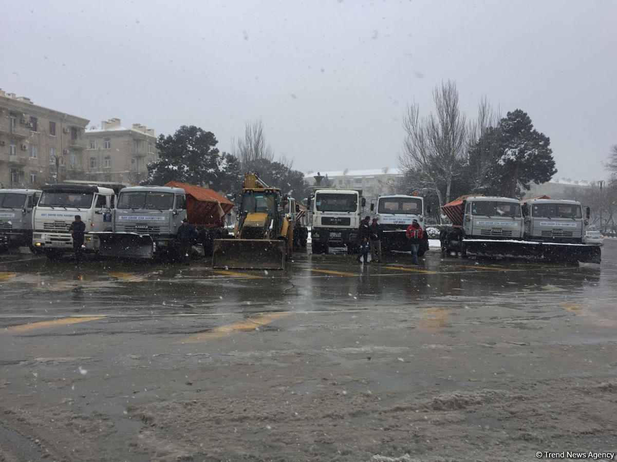 Yol Polisi Bakıdakı problemli yolları nəzarətə götürüb (FOTO)