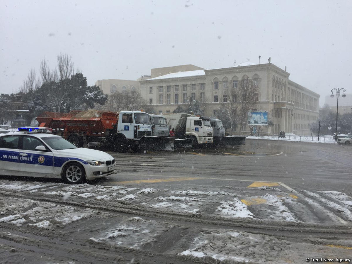 Yol Polisi Bakıdakı problemli yolları nəzarətə götürüb (FOTO)