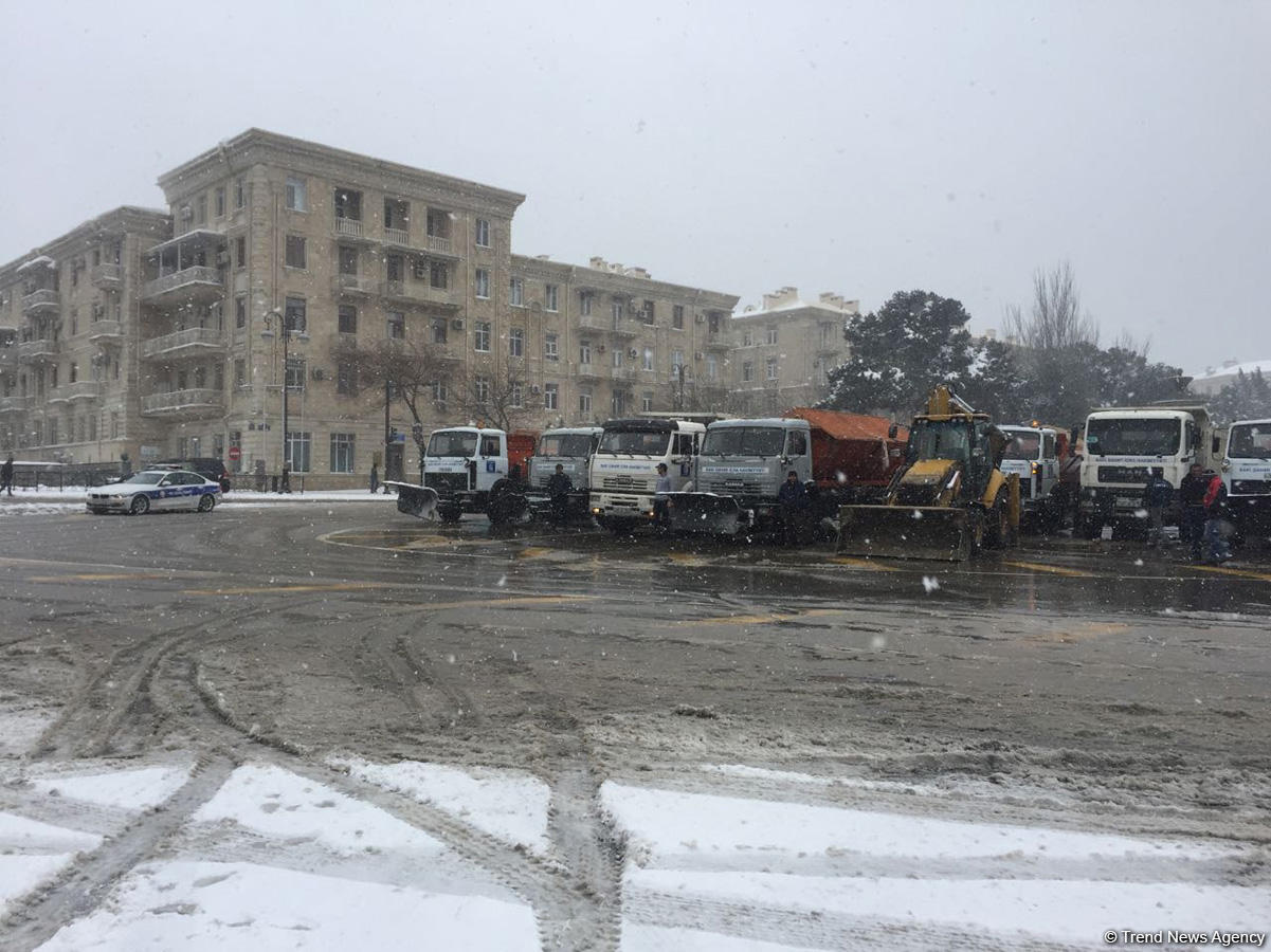 Yol Polisi Bakıdakı problemli yolları nəzarətə götürüb (FOTO)