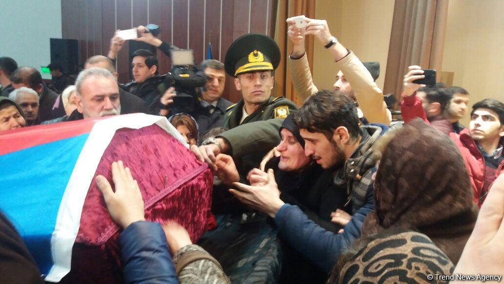 Şəhid Çingiz Qurbanovla vida mərasimi keçirilib (FOTO) (YENİLƏNİB-2)