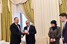 Prezident İlham Əliyev Azərbaycanın Milli Qəhrəmanı Çingiz Qurbanovun ailə üzvləri ilə görüşüb (FOTO)