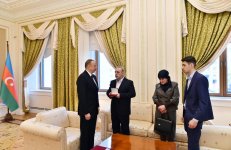 Prezident İlham Əliyev Azərbaycanın Milli Qəhrəmanı Çingiz Qurbanovun ailə üzvləri ilə görüşüb (FOTO)