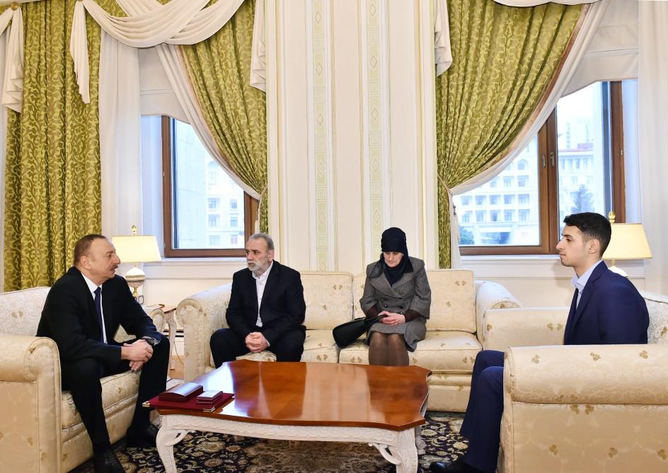 Prezident İlham Əliyev Azərbaycanın Milli Qəhrəmanı Çingiz Qurbanovun ailə üzvləri ilə görüşüb (FOTO)