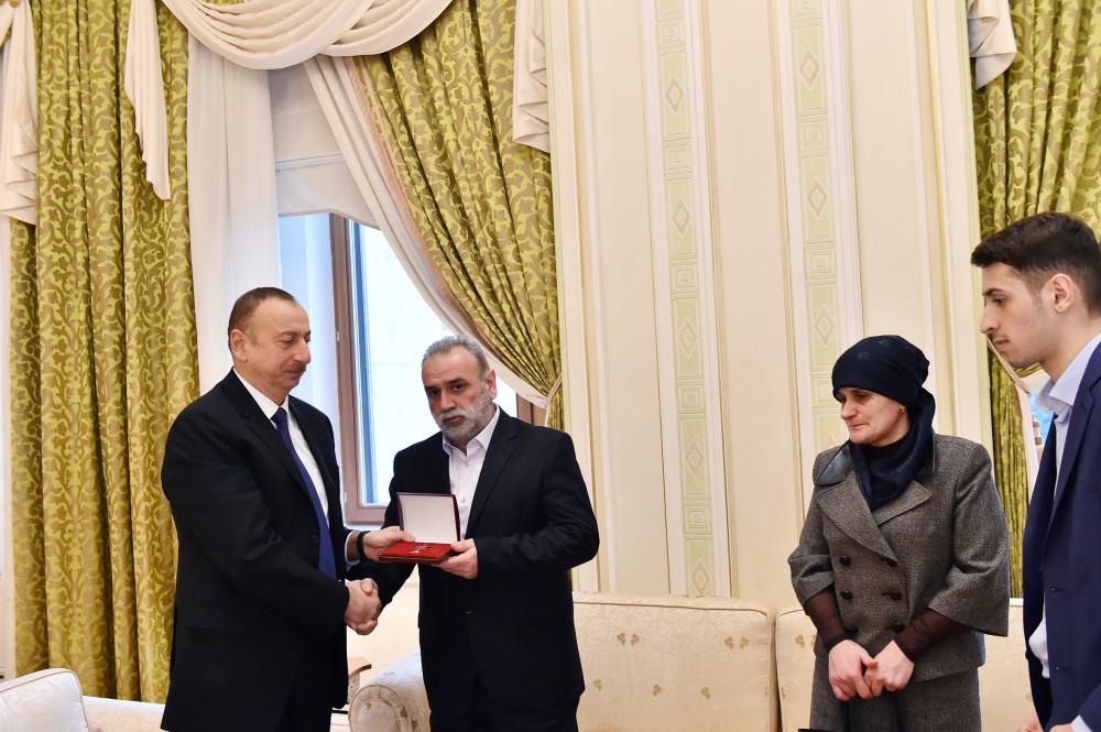 Prezident İlham Əliyev Azərbaycanın Milli Qəhrəmanı Çingiz Qurbanovun ailə üzvləri ilə görüşüb (FOTO)