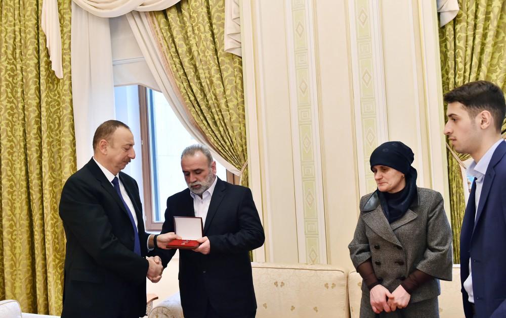 Prezident İlham Əliyev Azərbaycanın Milli Qəhrəmanı Çingiz Qurbanovun ailə üzvləri ilə görüşüb (FOTO)