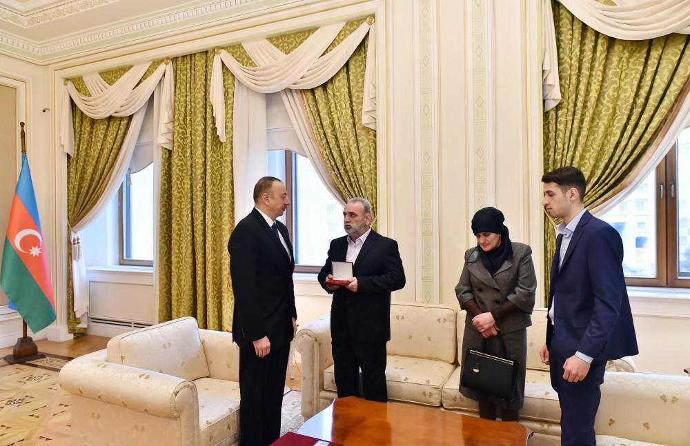 Prezident İlham Əliyev Azərbaycanın Milli Qəhrəmanı Çingiz Qurbanovun ailə üzvləri ilə görüşüb (FOTO)