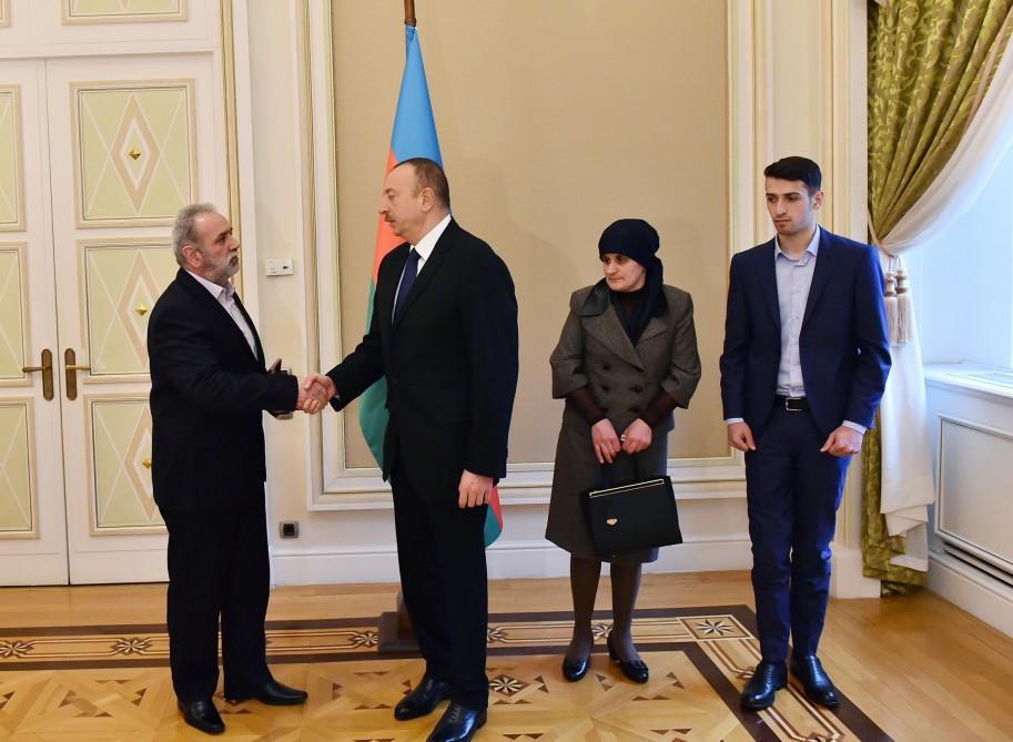 Prezident İlham Əliyev Azərbaycanın Milli Qəhrəmanı Çingiz Qurbanovun ailə üzvləri ilə görüşüb (FOTO)