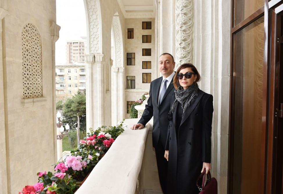 Prezident İlham Əliyev və xanımı "Azərbaycan Dəmir Yolları" QSC-nin inzibati binasında yaradılan şəraitlə tanış olublar (YENİLƏNİB) (FOTO)