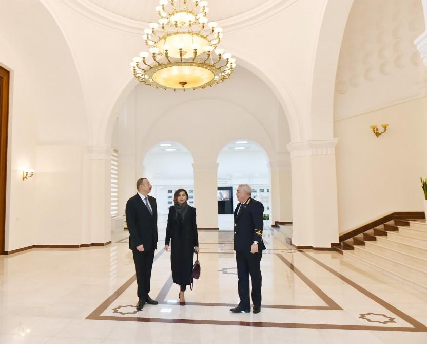Prezident İlham Əliyev və xanımı "Azərbaycan Dəmir Yolları" QSC-nin inzibati binasında yaradılan şəraitlə tanış olublar (YENİLƏNİB) (FOTO)