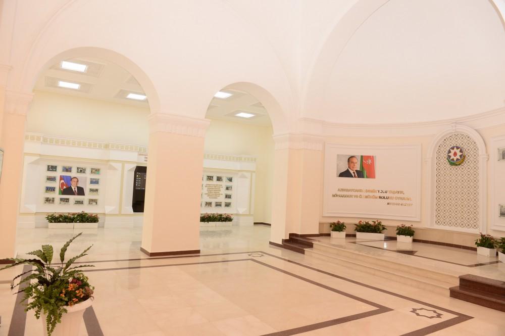 Prezident İlham Əliyev və xanımı "Azərbaycan Dəmir Yolları" QSC-nin inzibati binasında yaradılan şəraitlə tanış olublar (YENİLƏNİB) (FOTO)