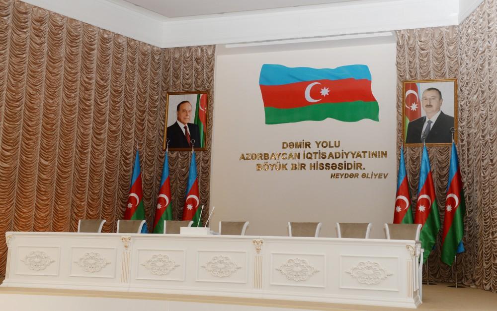 Prezident İlham Əliyev və xanımı "Azərbaycan Dəmir Yolları" QSC-nin inzibati binasında yaradılan şəraitlə tanış olublar (YENİLƏNİB) (FOTO)