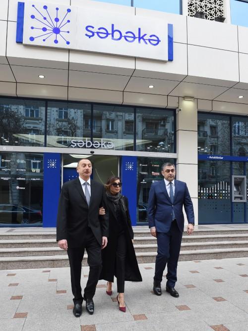 Prezident İlham Əliyev və xanımı Bakıda 1 saylı poçt filialında yeni xidmət mərkəzinin açılışında iştirak ediblər (YENİLƏNİB)  (FOTO)
