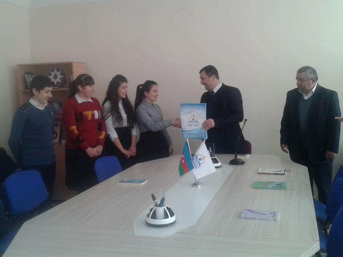 Bilik Fondu uşaqlara və gənclərə kitab hədiyyə edib  (FOTO)