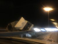 Bakı-Sumqayıt yolunda yük maşını aşıb (FOTO) (YENİLƏNİB)