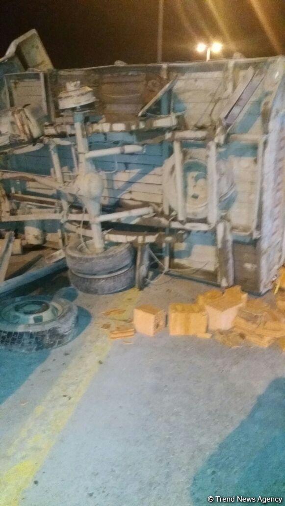 Bakı-Sumqayıt yolunda yük maşını aşıb (FOTO) (YENİLƏNİB)