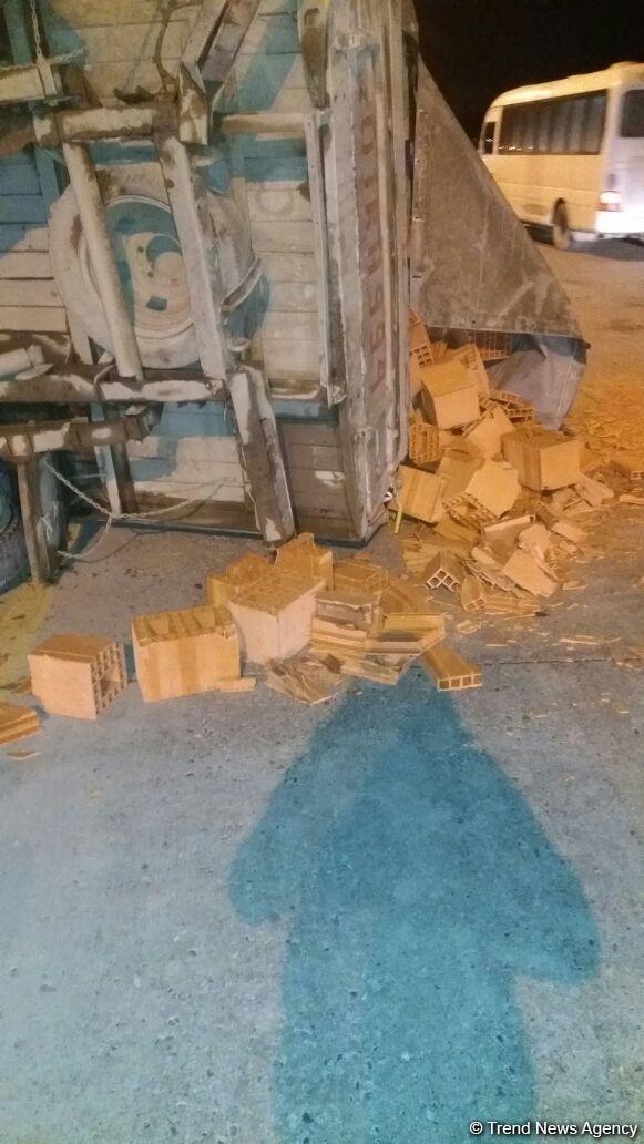 Bakı-Sumqayıt yolunda yük maşını aşıb (FOTO) (YENİLƏNİB)