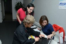 Müxtəlif ölkələrin nümayəndə heyətləri batut gimnastikası və tamblinq üzrə Dünya kubokuna akkreditasiyadan keçir (FOTOREPORTAJ)