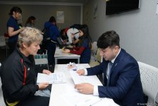 Müxtəlif ölkələrin nümayəndə heyətləri batut gimnastikası və tamblinq üzrə Dünya kubokuna akkreditasiyadan keçir (FOTOREPORTAJ)