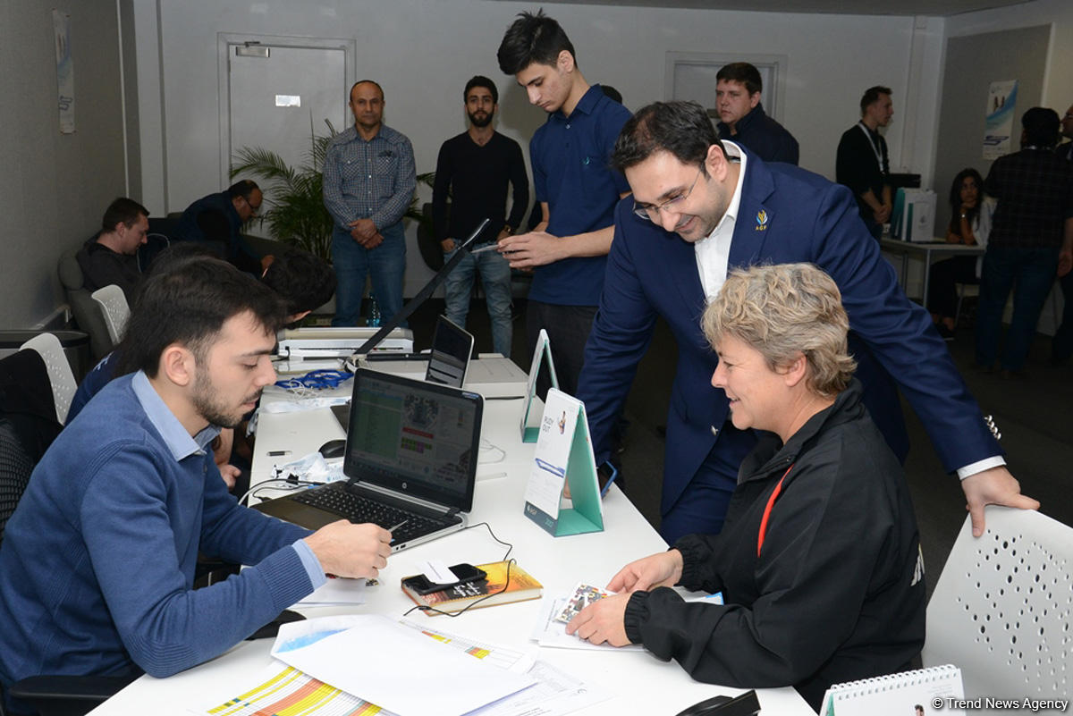 Müxtəlif ölkələrin nümayəndə heyətləri batut gimnastikası və tamblinq üzrə Dünya kubokuna akkreditasiyadan keçir (FOTOREPORTAJ)