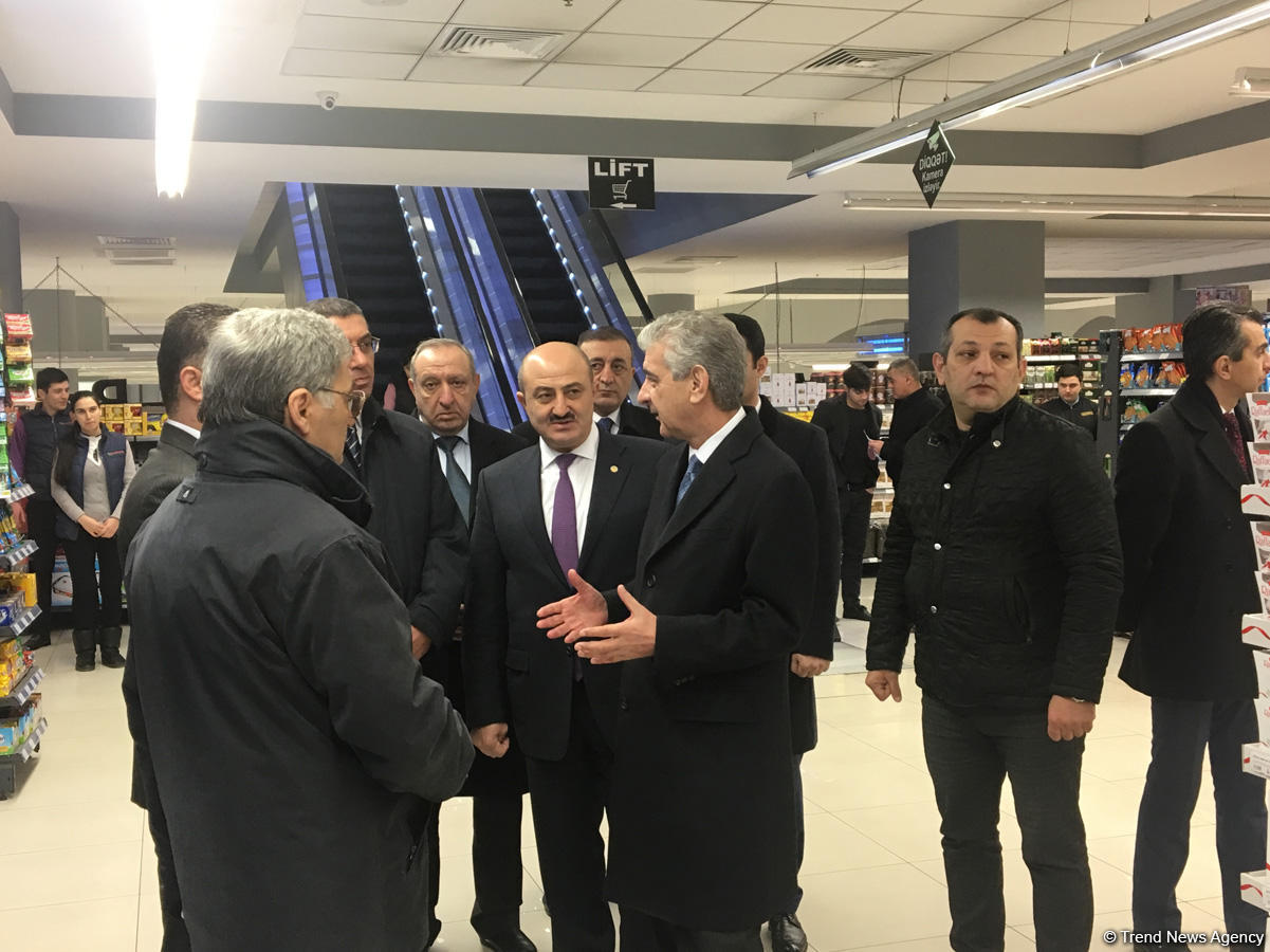 Əli Əhmədov: Ərzaq mallarının qiymətlərində narahatlıq doğuracaq artım müşahidə olunmur (FOTO)