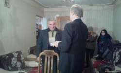 Robert Sekuta Xocalıdan olan məcburi köckünlərə baş çəkib (FOTO)