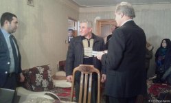 Robert Sekuta Xocalıdan olan məcburi köckünlərə baş çəkib (FOTO)