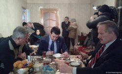 Robert Sekuta Xocalıdan olan məcburi köckünlərə baş çəkib (FOTO)