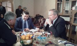 Robert Sekuta Xocalıdan olan məcburi köckünlərə baş çəkib (FOTO)
