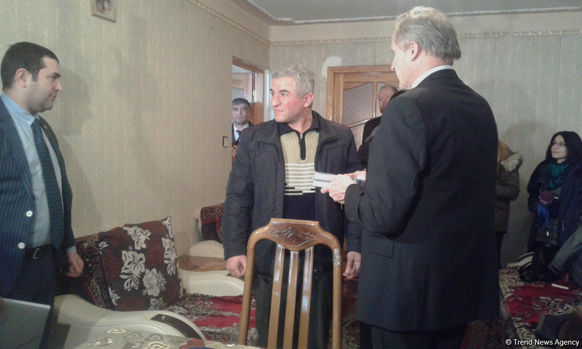 Robert Sekuta Xocalıdan olan məcburi köckünlərə baş çəkib (FOTO)