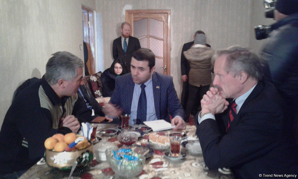 Robert Sekuta Xocalıdan olan məcburi köckünlərə baş çəkib (FOTO)